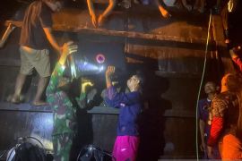 TNI AL evakuasi tiga korban terjebak di ruang beracun kapal tongkang