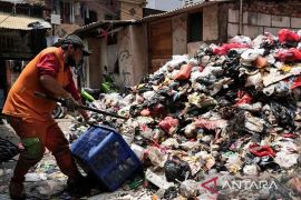 Lima ton sampah diangkut dalam kegiatan pembersihan dari area Rusunawa Tambora Jakbar