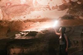 Erika Richardo kunjungi gua dengan lukisan tertua di dunia, temuan 45.500 tahun dari Sulawesi yang bikin takjub!