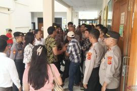 Sidang vonis kasus pembunuhan IRT di PN Cibadak Sukabumi berlangsung ricuh