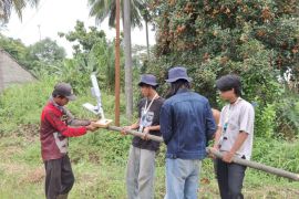 Mahasiswa KKN Unila sukses implementasikan lampu tenaga surya