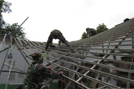 Atap kelas ambruk, siswa SDN Curahnongko 3  Jember belajar di ruang darurat