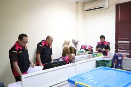 Kejati Banten geledah Kantor DLHK Kota Tangsel terkait korupsi sampah.