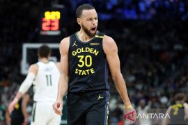Steph Curry cetak 38 poin, Warriors tundukkan Bucks 125-111