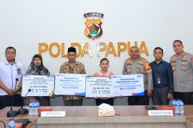 Dua anggota Polri dibunuh KKB terima santunan Rp450 juta