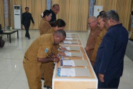 Hendrik Mambor serahkan DPA 2025 kepada perangkat daerah