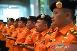 Badan Nasional Pencarian dan Pertolongan anugerahkan bendera tunggul kepada UPT Basarnas dan BSG