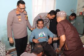 Kapolres Banjarbaru bantu kursi roda warga penderita stroke