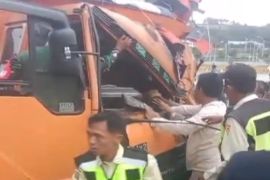 Satu tewas kecelakaan truk tabrak pohon di Bakauheni