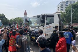 Sopir hentikan paksa truk trailer saat unjuk rasa di Tower Pelindo