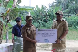 Pj Gubernur serahkan bantuan pelayanan publik  untuk masyarakat Bontang