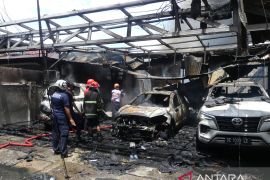 Kebakaran hanguskan tiga mobil di Ambon