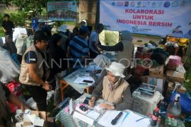 Bazar pangan murah berbayar dengan sampah