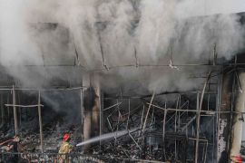 Si jago merah melalap salah satu pusat perbelanjaan di Kendari