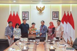 Menhut terbuka terkait konservasi