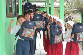 Telkomsel salurkan donasi tas sekolah di Lombok Utara