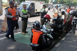 Pemkot Jakpus lakukan razia parkir liar di trotoar