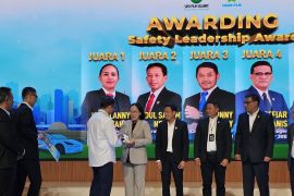General Manager PLN UID Kalbar Joice Lanny Wantania Raih Juara 1 Safety Leadership Award 2025