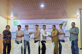 Lonsum serahkan 31.604 Kg pupuk untuk petani di Simalungun