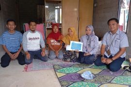 Terima bantuan PT Timah, Lia sujud syukur bisa berobat tumor otak