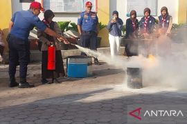 "Damkar Goes to School" edukasi siswa dan guru di Padang