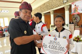 Penjabat Bupati Buleleng bagikan bonus atlet porjar