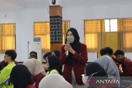 OJK Cirebon menyasar mahasiswa untuk perkuat literasi keuangan