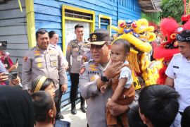 Kapolda Kaltara Kunjungi Kampung Selumit Pantai Disambut  Antusias Warga