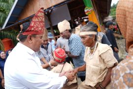 Pj. Gubernur Sulbar bagikan sembako kepada suku adat terpencil "Bunggu"