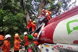 Tim SAR evakuasi korban kecelakaan mobil tanki Pertamina