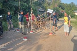 Warga Desa Bintang Ara tutup  akses angkutan kelapa sawit