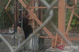 Polisi gagalkan percobaan bunuh diri seorang pria dengan manjat tiang menara