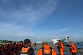 Tim SAR mencari nelayan jatuh dari perahu di perairan Buton Selatan