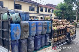 Polisi bekuk empat penyelundup ribuan liter BBM dan elpiji di Konawe Utara