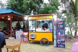 Dinkop UMKM Jayapura meluncurkan gerobak sagu bakar