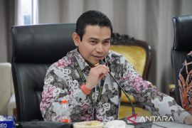Hendry Munief keliling Siak, serahkan beasiswa PIP, NIB dan Sertifikat Halal