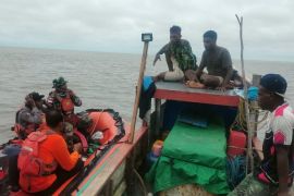 SAR: Perahu terbalik akibat cuaca buruk satu penumpang hilang