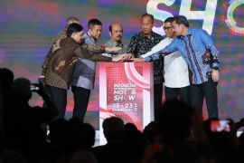 Galeri Foto PLN - Menteri Perindustrian RI buka IIMS di JIEXPO Jakarta