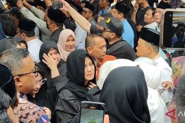 Isak tangis iringi kedatangan jenazah Renville Antonio di rumah duka