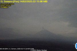 Gunung Semeru erupsi dengan tinggi letusan 800 meter Jumat malam