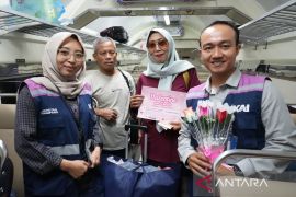 KAI Sumut beri kejutan kepada pelanggan kereta api di hari  Valentine