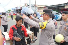 Polres Pasaman Barat bagikan puluhan helm gratis bagi pengendara