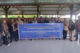 PWI salurkan paket makanan bergizi ke SMP Alam Inspirasi Sorong