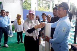 KLH serahkan bantuan "Gibrig" ke TPS 3R Kayuh Baimbai Indrasari