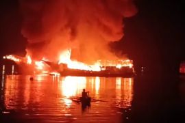 Tiga kapal di perairan pelabuhan Kayangan Lombok Timur terbakar