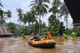 Baznas salurkan bantuan 200 paket sembako untuk korban banjir Makassar dan Maros