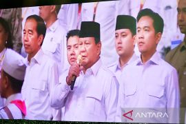 Jokowi-Gibran berdiri apit Prabowo saat hadiri HUT Ke-17 Gerindra