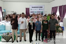 Bintang Toedjoe kenalkan produk herbal pada generasi muda