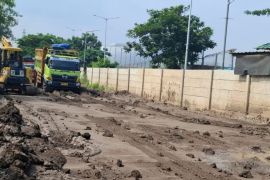 PPSU bersihkan tanah berserakan di Jalan RE Martadinata