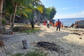 Kodim Polman gotong royong dengan siswa bersihkan pantai wisata Desa Pallis